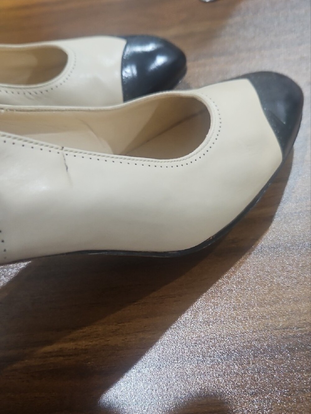 Salvatore Ferragamo Cream and Black Heart Cap Toe Slingback Pumps sz 8.5 - Picture 10 of 11